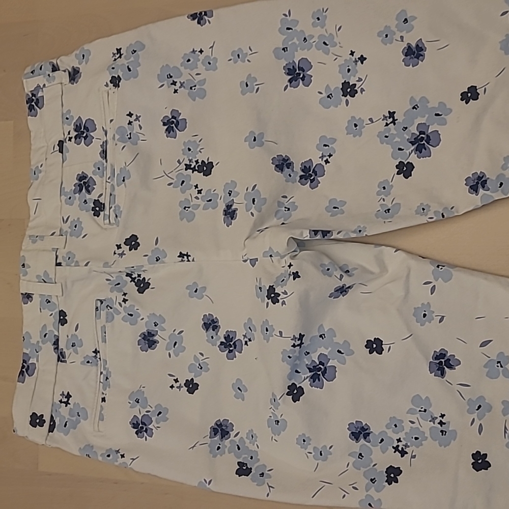 NWOT Khakis by GAP White with Blue Floral Print Pants with Pockets - Picture 12 of 13